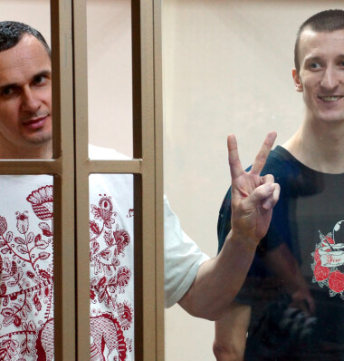 Олег Сенцов и Александр Кольченко во время суда по делу «крымских террористов». Фото: Антон Наумлюк