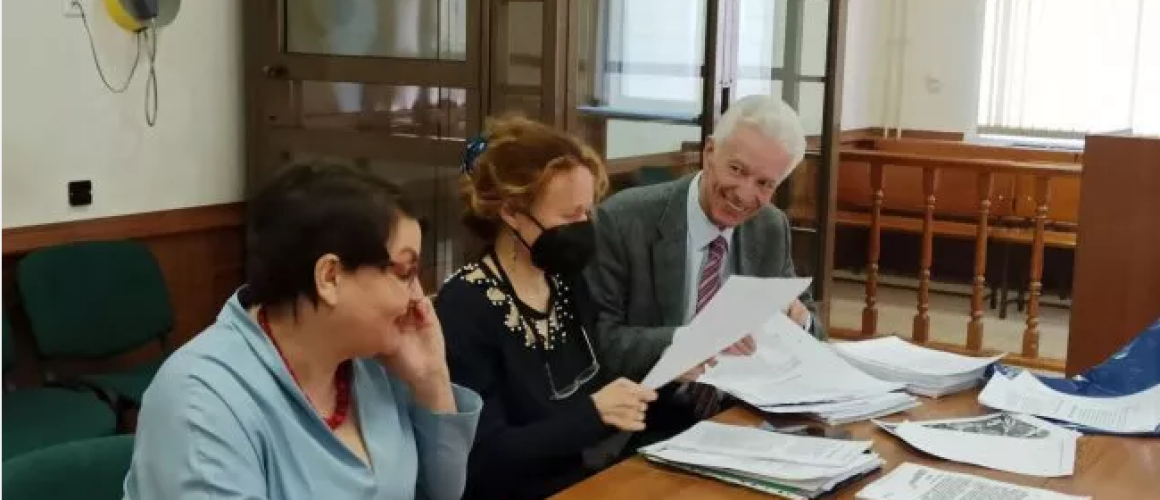 Слева направо: Юлия Галямина и её адвокаты Мария Эйсмонт и Михаил Бирюков в суде. Фото: SOTA