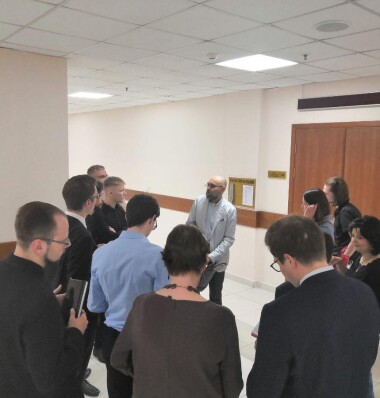 Роман Удот в окружении журналистов после заседания суда. Фото: ИА Закон