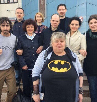 Дмитрий Борисов (в центре), его мама (слева от него) и группа поддержки / Фото со страницы Ирины Яценко на Facebook