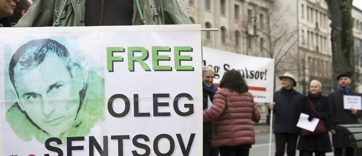 	 Акция в поддержку Олега Сенцова перед российским посольством в Берлине. Фото: Paul Zinken / picture-alliance / dpa / AP Images